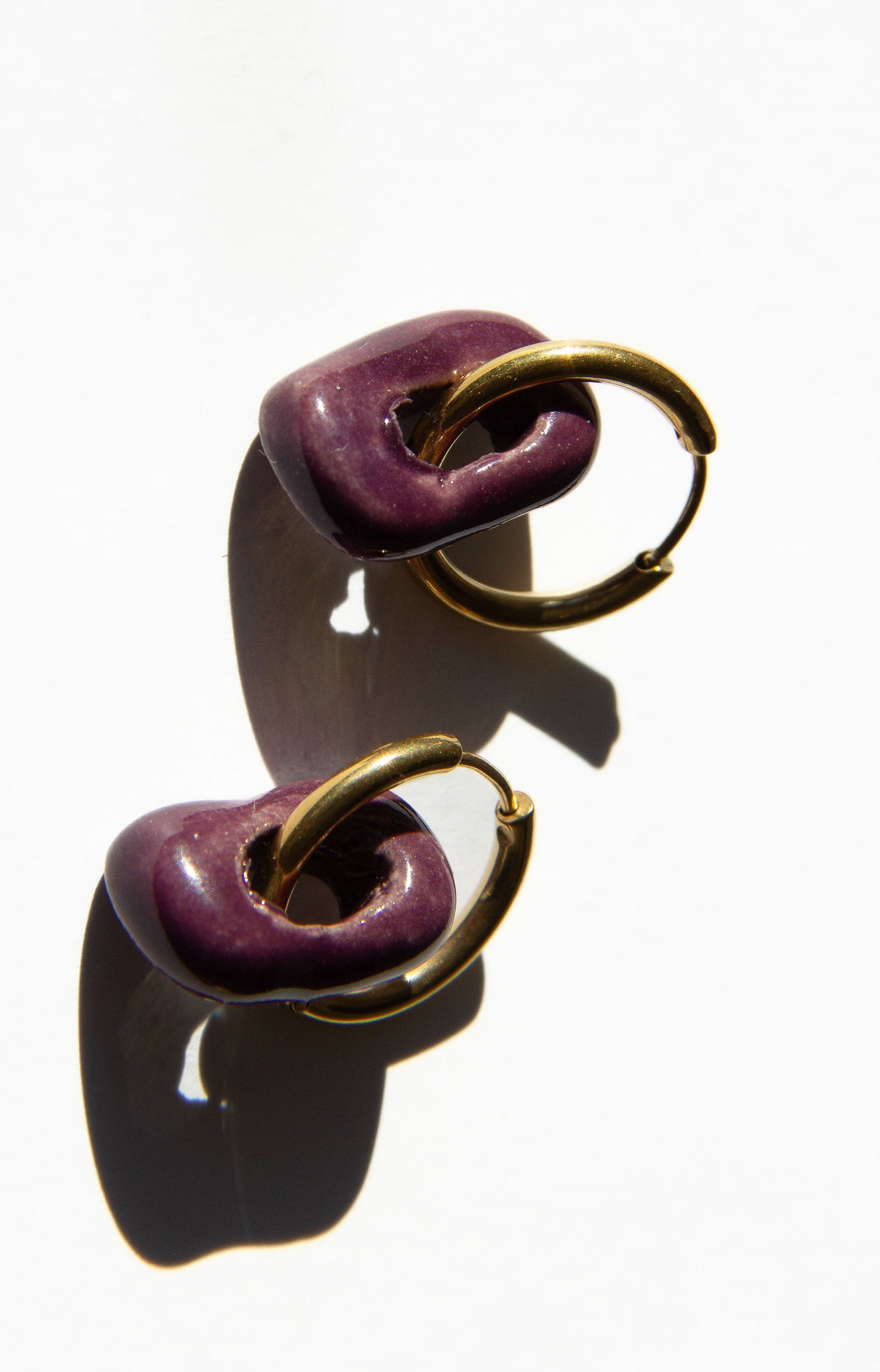 Azoia handmade ceramic earrings in Aubergine — subtle small hoop, everyday elegance, made in Lisbon Portugal by Jadeo Studio, silver and gold hoop