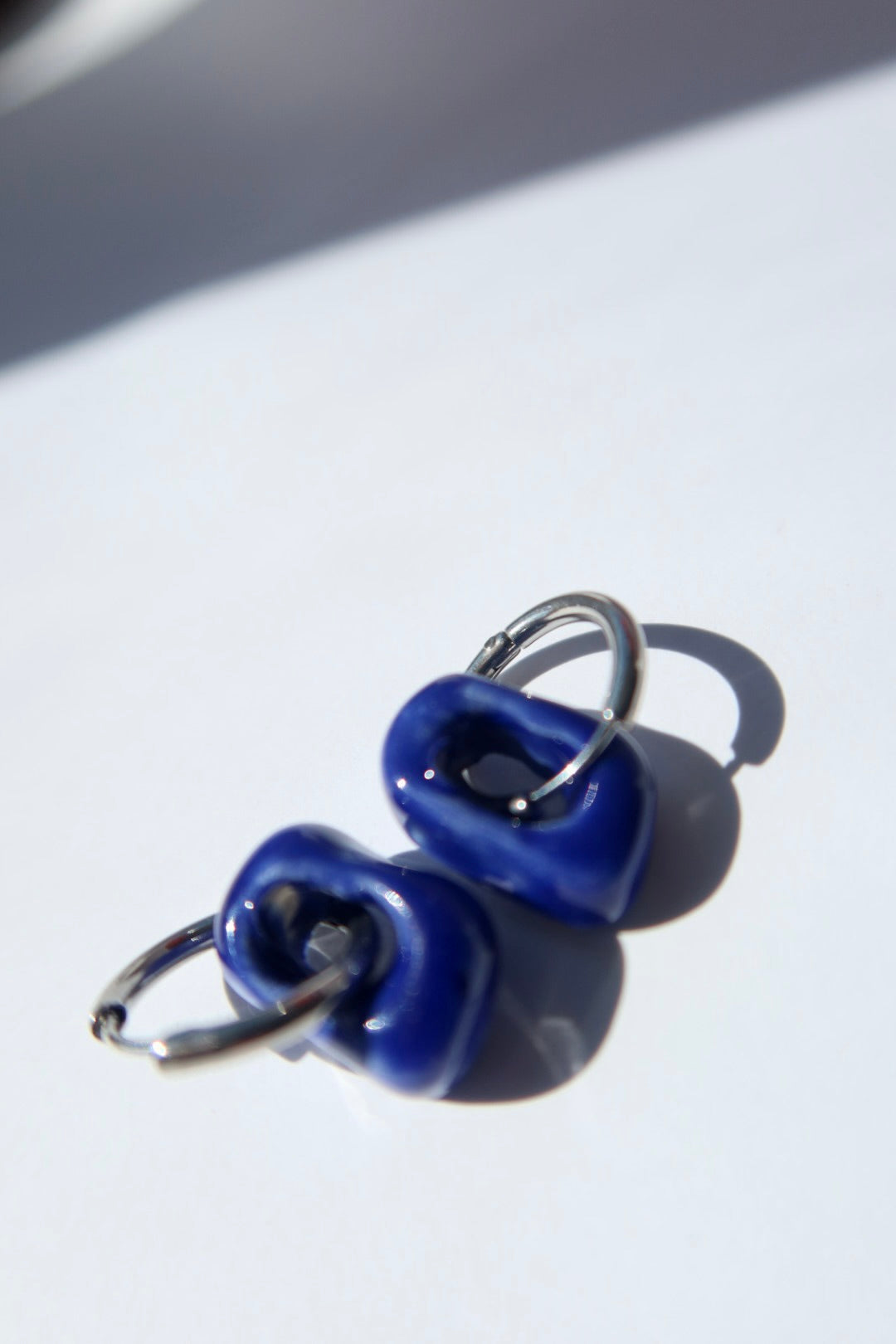 Azoia handmade ceramic earrings in Blue Navy — subtle small hoop, everyday elegance, made in Lisbon Portugal by Jadeo Studio, silver and gold hoop