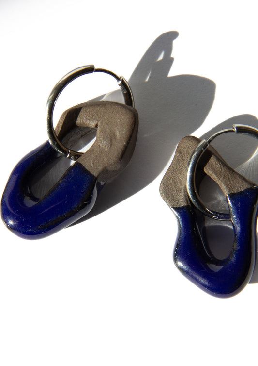 Mosca handmade ceramic earrings in Blue Navy Dark Clay — organic sculpted clay with glossy glaze, statement jewelry made in Lisbon Portugal by Jadeo Studio