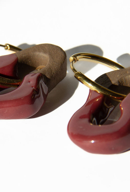 Mosca handmade ceramic earrings in Cherry Dark Clay — organic sculpted clay with glossy glaze, statement jewelry made in Lisbon Portugal by Jadeo Studio