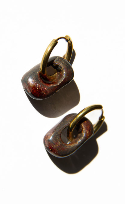 Azoia handmade ceramic earrings in Bark — subtle small hoop, everyday elegance, made in Lisbon Portugal by Jadeo Studio
