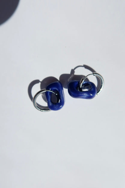 Azoia handmade ceramic earrings in Blue Navy — subtle small hoop, everyday elegance, made in Lisbon Portugal by Jadeo Studio