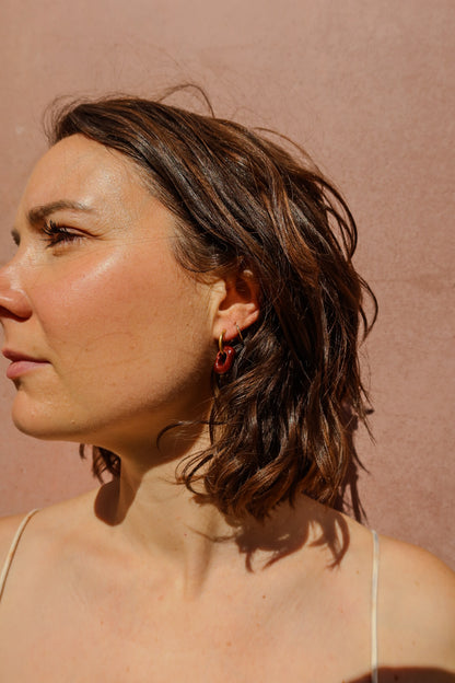 Azoia handmade ceramic earrings in Brown Red with sunlight — subtle small hoop, everyday elegance, made in Lisbon Portugal by Jadeo Studio