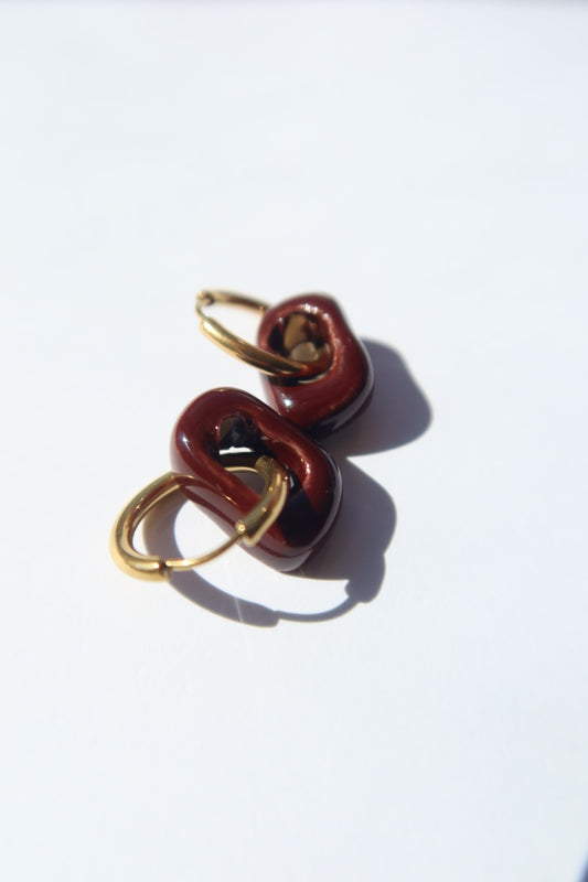 Azoia handmade ceramic earrings in Brown Red — subtle small hoop, everyday elegance, made in Lisbon Portugal by Jadeo Studio