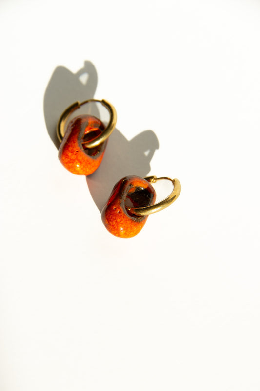 Azoia handmade ceramic earrings in Volcano on Dark Clay — subtle small hoop, everyday elegance, made in Lisbon Portugal by Jadeo Studio