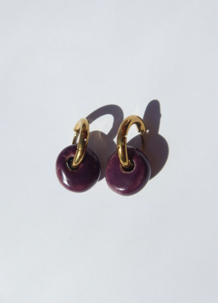 Gomes handmade ceramic earrings in Aubergine — rounded circular form, bold yet discreet, made in Lisbon Portugal by Jadeo Studio