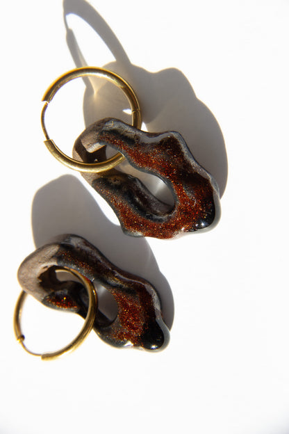 Mosca handmade ceramic earrings in Bark Dark Clay — organic sculpted clay with glossy glaze and bark-like texture, made in Lisbon Portugal by Jadeo Studio, silver and gold hoop