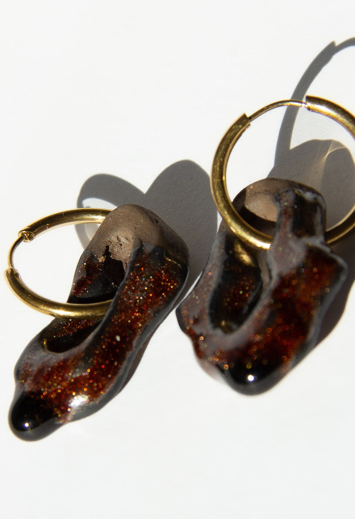 Mosca handmade ceramic earrings in Bark Dark Clay — organic sculpted clay with glossy glaze and bark-like texture, statement jewelry made in Lisbon Portugal by Jadeo Studio