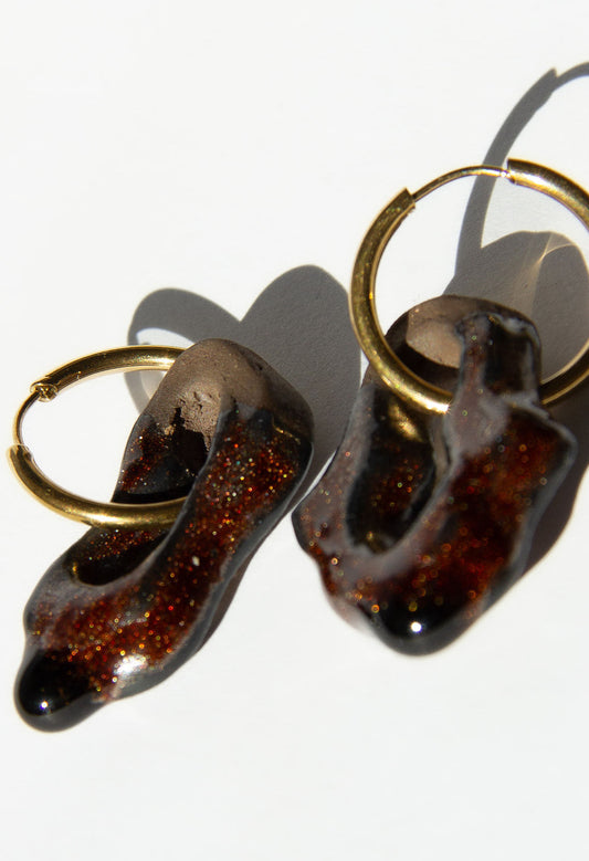 Mosca handmade ceramic earrings in Bark Dark Clay — organic sculpted clay with glossy glaze and bark-like texture, statement jewelry made in Lisbon Portugal by Jadeo Studio