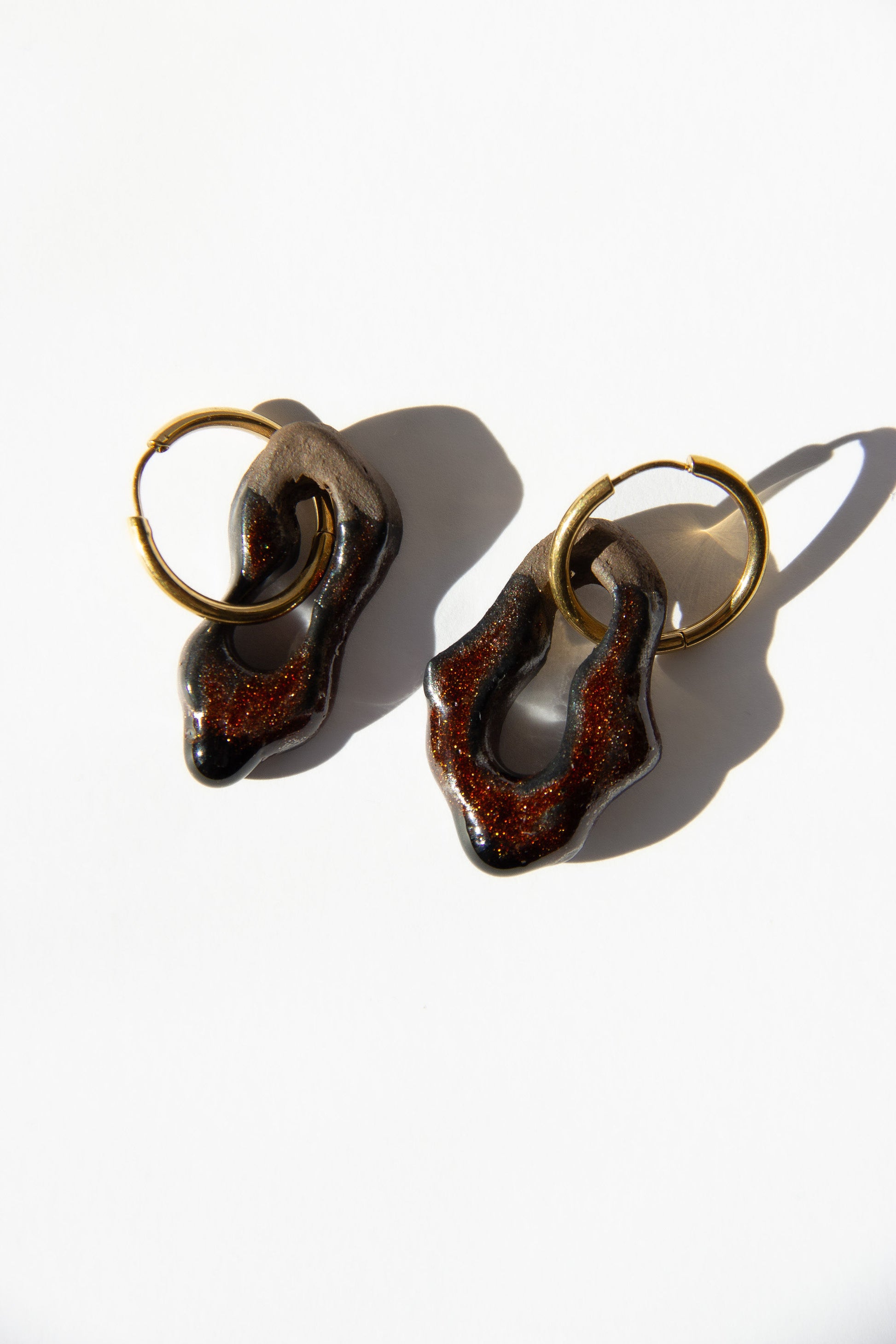 Mosca handmade ceramic earrings in Bark Dark Clay — organic sculpted clay with glossy glaze and bark-like texture, made in Lisbon Portugal by Jadeo Studio