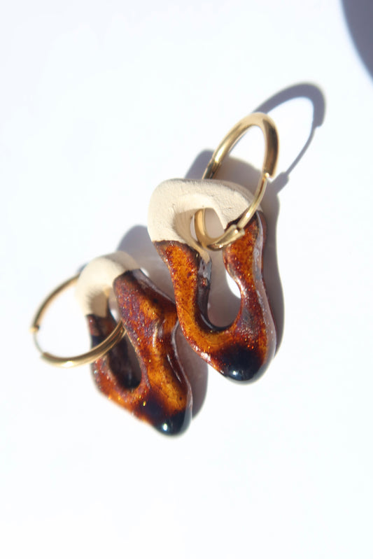 Mosca handmade ceramic earrings in Bark — organic sculpted clay with glossy glaze, made in Lisbon Portugal by Jadeo Studio