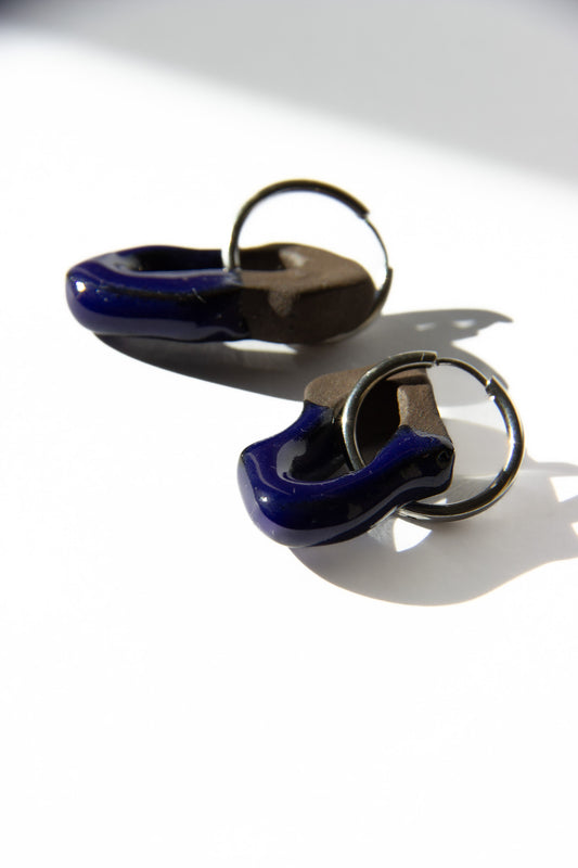 Mosca handmade ceramic earrings in Blue Navy Dark Clay — organic sculpted clay with glossy glaze, made in Lisbon Portugal by Jadeo Studio