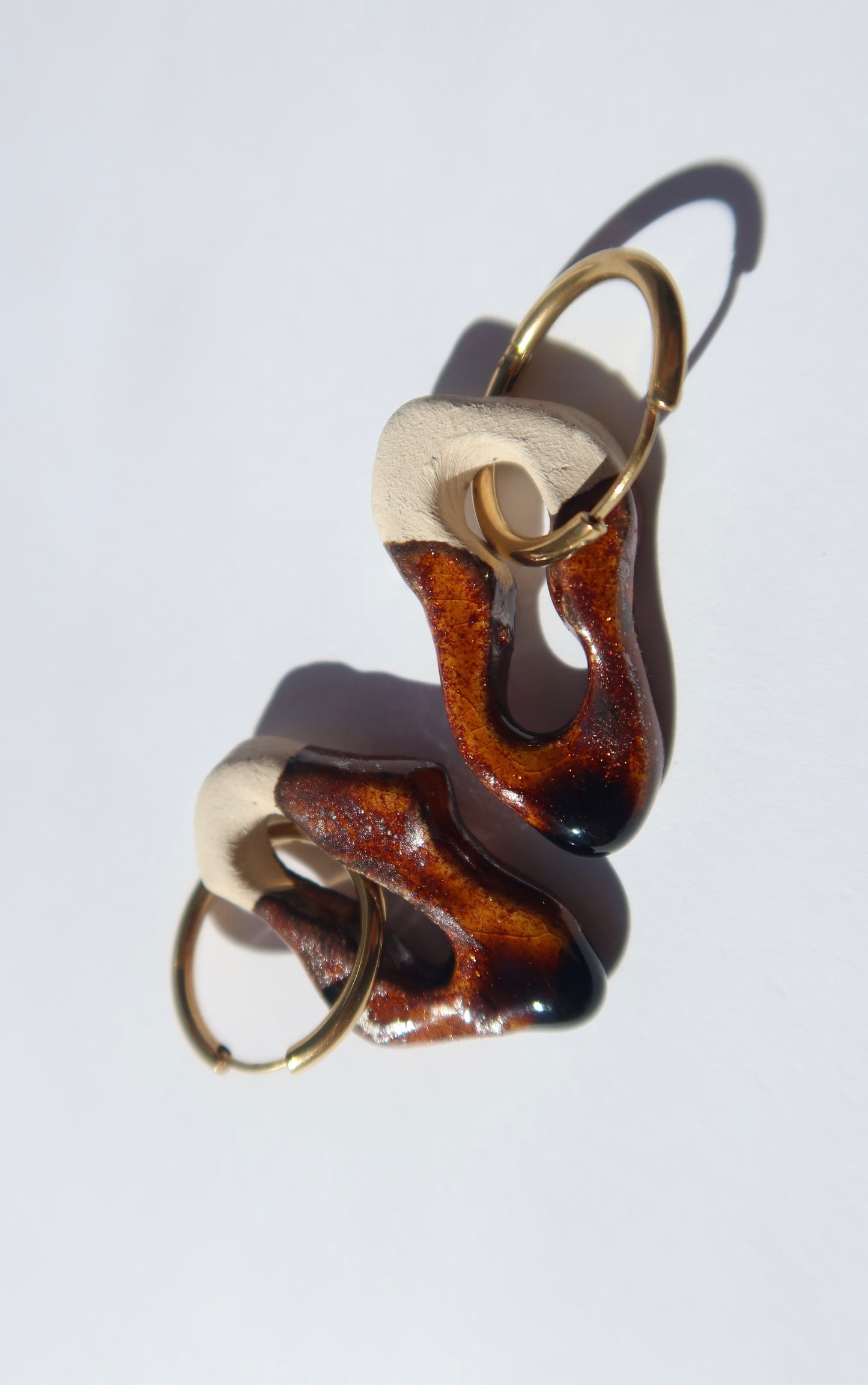Mosca handmade ceramic earrings in Bark — organic sculpted clay with glossy glaze, made in Lisbon Portugal by Jadeo Studio, silver and gold hoop