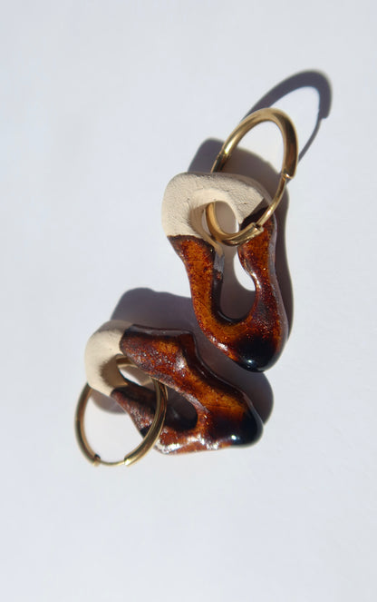 Mosca handmade ceramic earrings in Bark — organic sculpted clay with glossy glaze, made in Lisbon Portugal by Jadeo Studio, silver and gold hoop