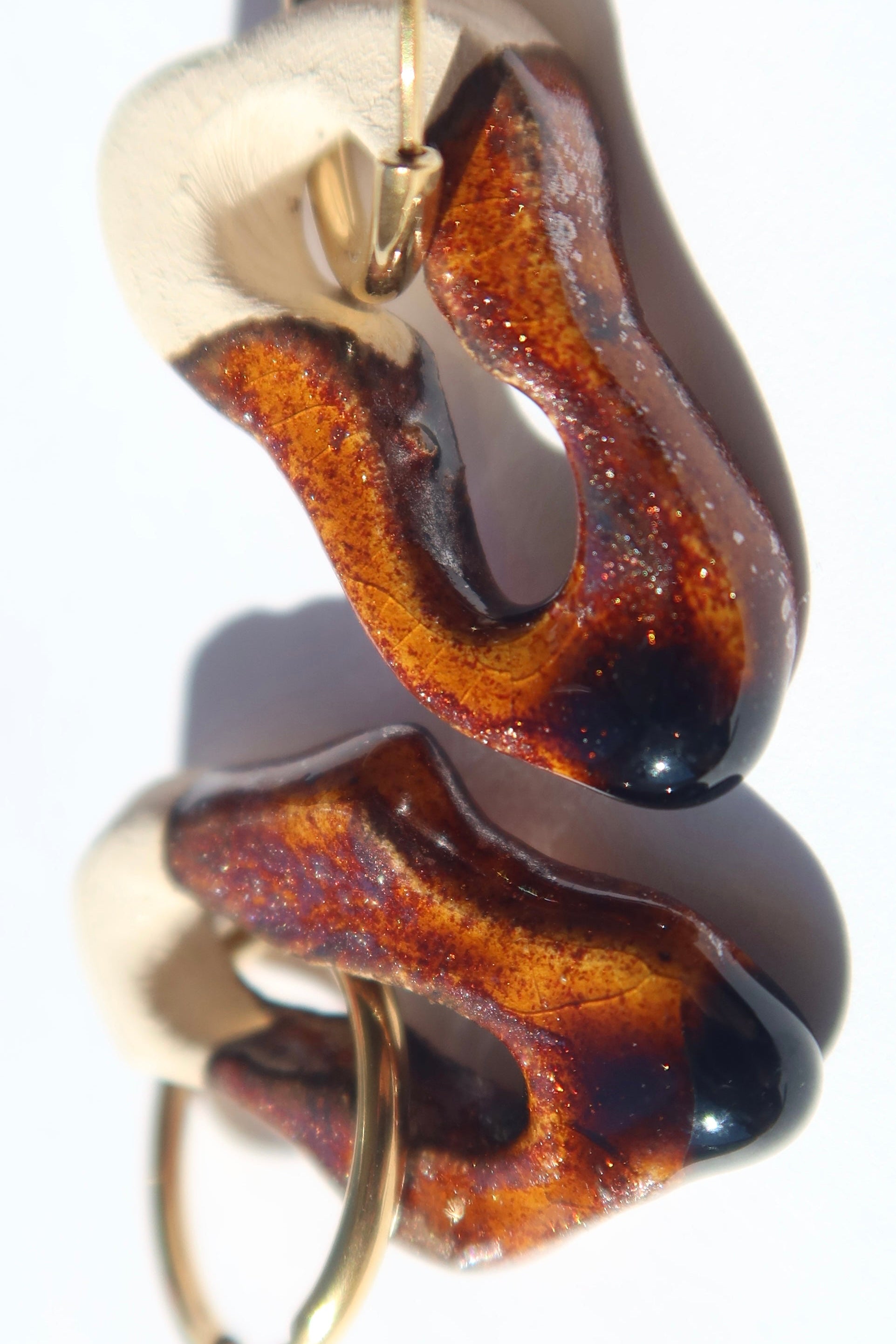 Mosca handmade ceramic earrings in Bark — organic sculpted clay with glossy glaze, made in Lisbon Portugal by Jadeo Studio. This color feels like the sunlight of Lisbon