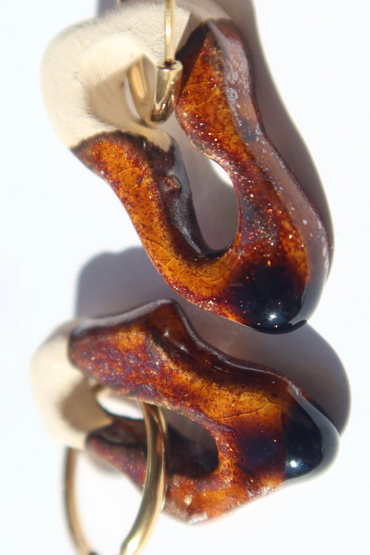 Mosca handmade ceramic earrings in Bark — organic sculpted clay with glossy glaze, made in Lisbon Portugal by Jadeo Studio. This color feels like the sunlight of Lisbon