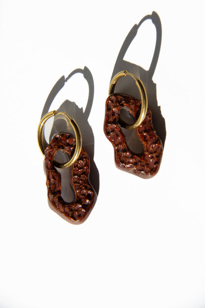Mosca handmade ceramic earrings in Dotted Burgundy — organic sculpted clay with glossy glaze and dotted texture, made in Lisbon Portugal by Jadeo Studio