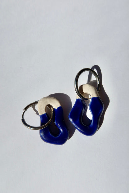 Mosca handmade ceramic earrings in blue navy — sculptural clay design with glossy finish, minimalist composition in natural light, made in Lisbon Portugal by Jadeo Studio