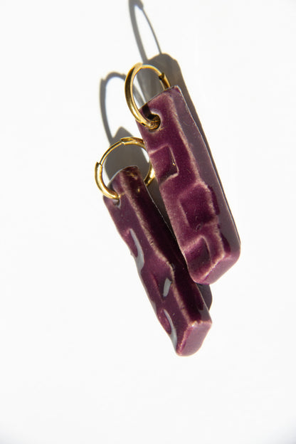 Penha handmade ceramic earrings in Aubergine — minimalist rectangular drop, sculpted clay, made in Lisbon Portugal by Jadeo Studio, unique jewelry