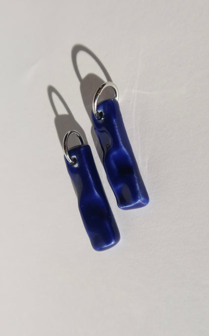 Penha handmade ceramic earrings in Blue Navy — minimalist rectangular drop, sculpted clay, made in Lisbon Portugal by Jadeo Studio, silver and gold hoop