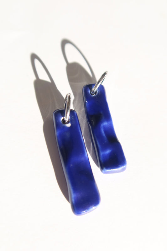 Penha handmade ceramic earrings in Blue Navy — minimalist rectangular drop, sculpted clay, made in Lisbon Portugal by Jadeo Studio