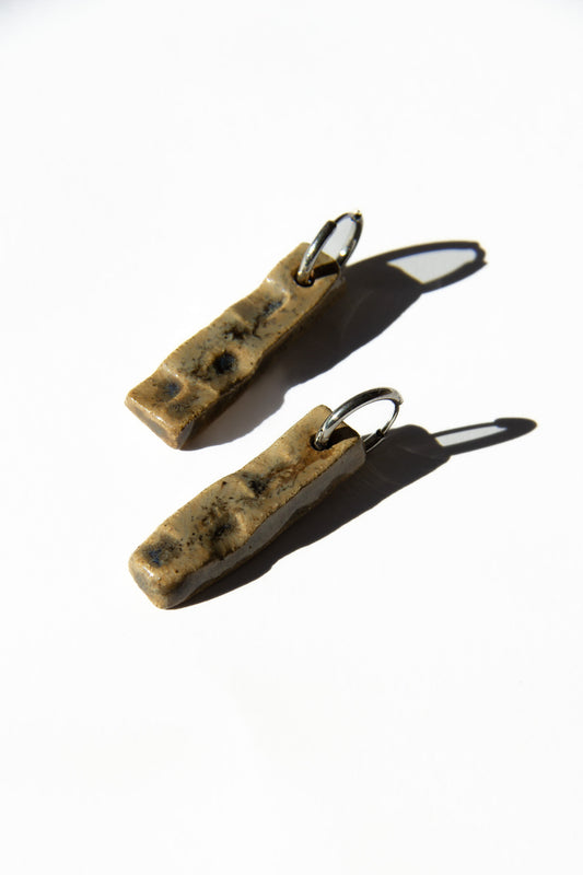 Penha handmade ceramic earrings in Light Beige — minimalist rectangular drop, sculpted clay, made in Lisbon Portugal by Jadeo Studio, silver and gold hoop