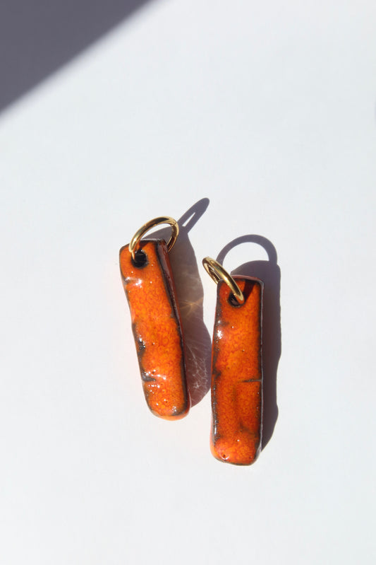 Penha handmade ceramic earrings in Volcano on Dark Clay — minimalist rectangular drop, sculpted clay, made in Lisbon Portugal by Jadeo Studio